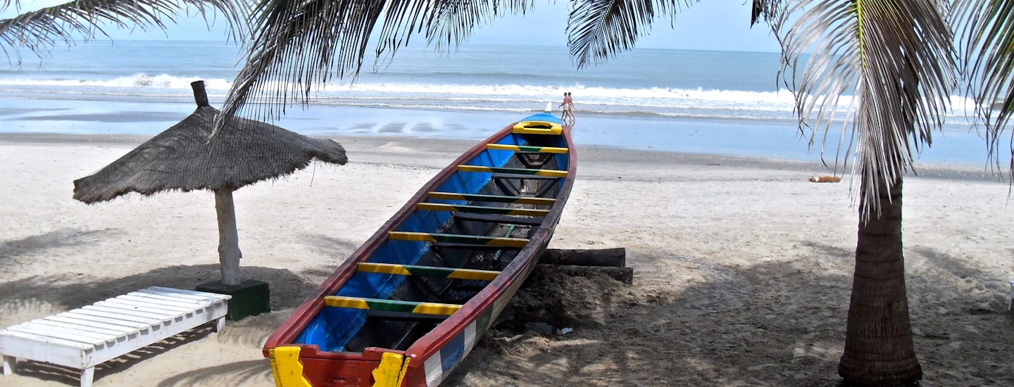 En båt på en strand i Gambia