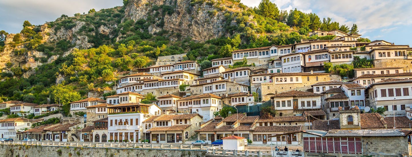 Den smukke og maleriske middelalderby Berat i Albanien