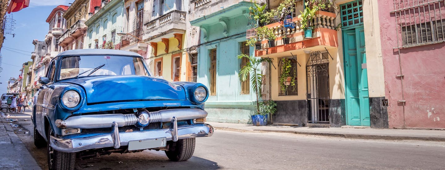 Gadebillede med gammel bil i forgrund Havanna