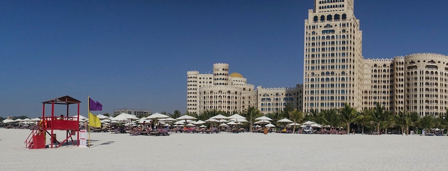 strand billede med højhuse, Ras al Khaimah
