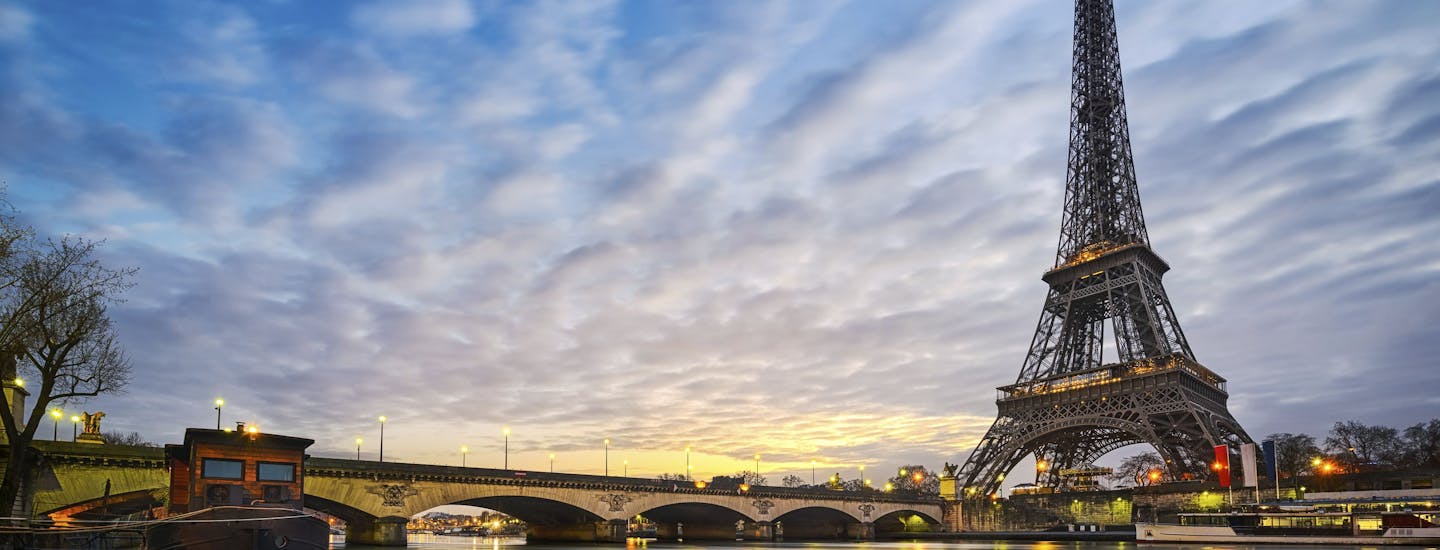 Seine med Eiffeltornet i bakgrunden, Paris Frankrike