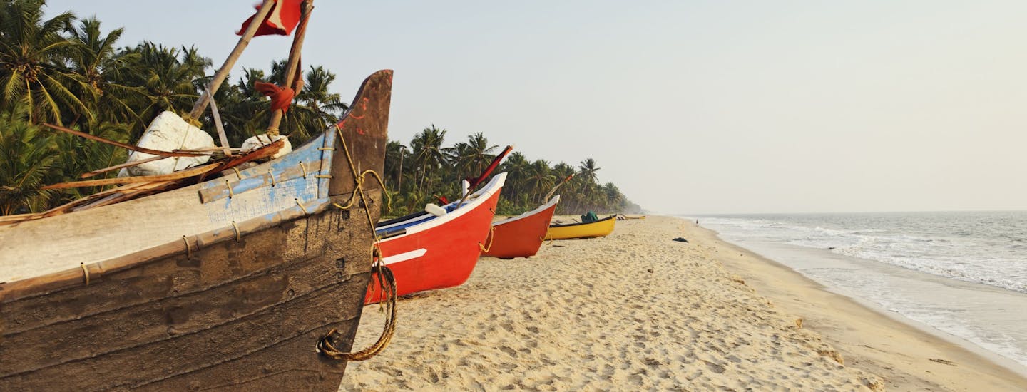 Fiskebåtar på en strand i Indien