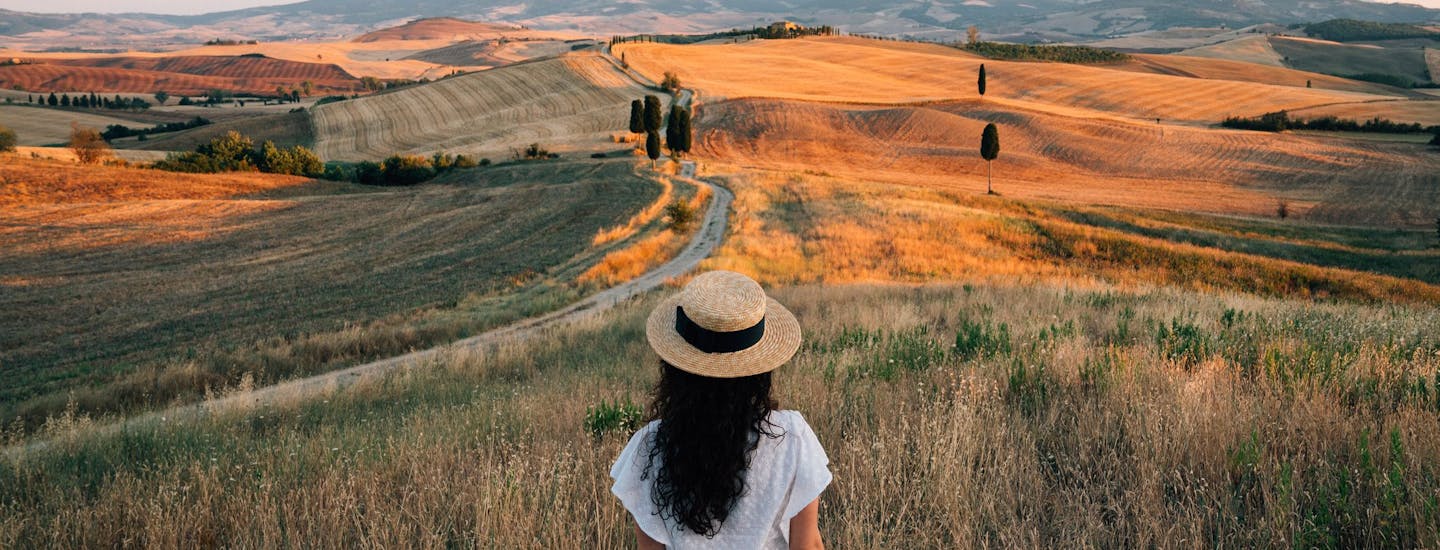 En kvinna blickar ut över fälten, Italien