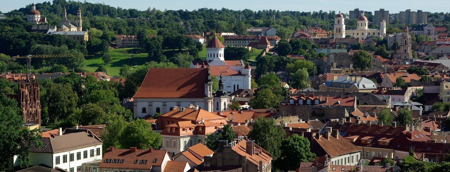 Röda tak i trevliga städer i Litauen