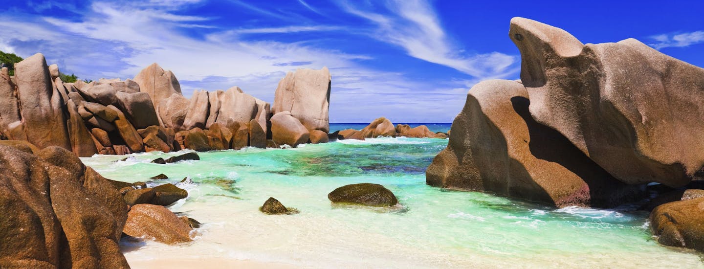 En strand på Seychellene