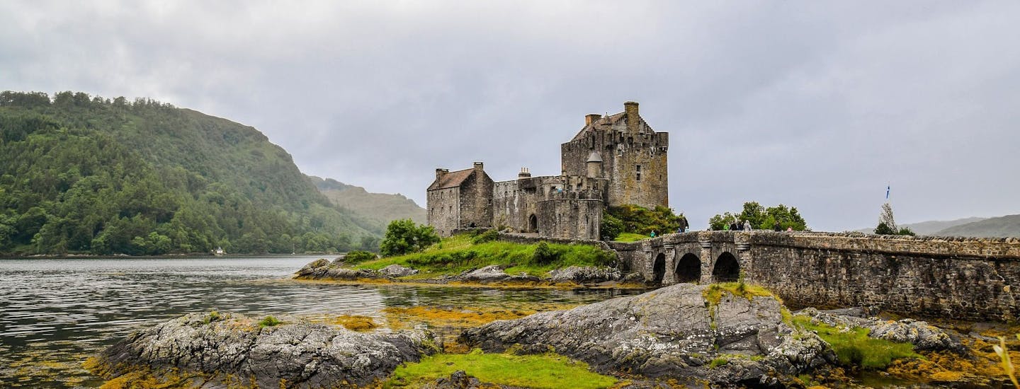 Gamla historiska byggnader i vackra omgivningar i Skottland