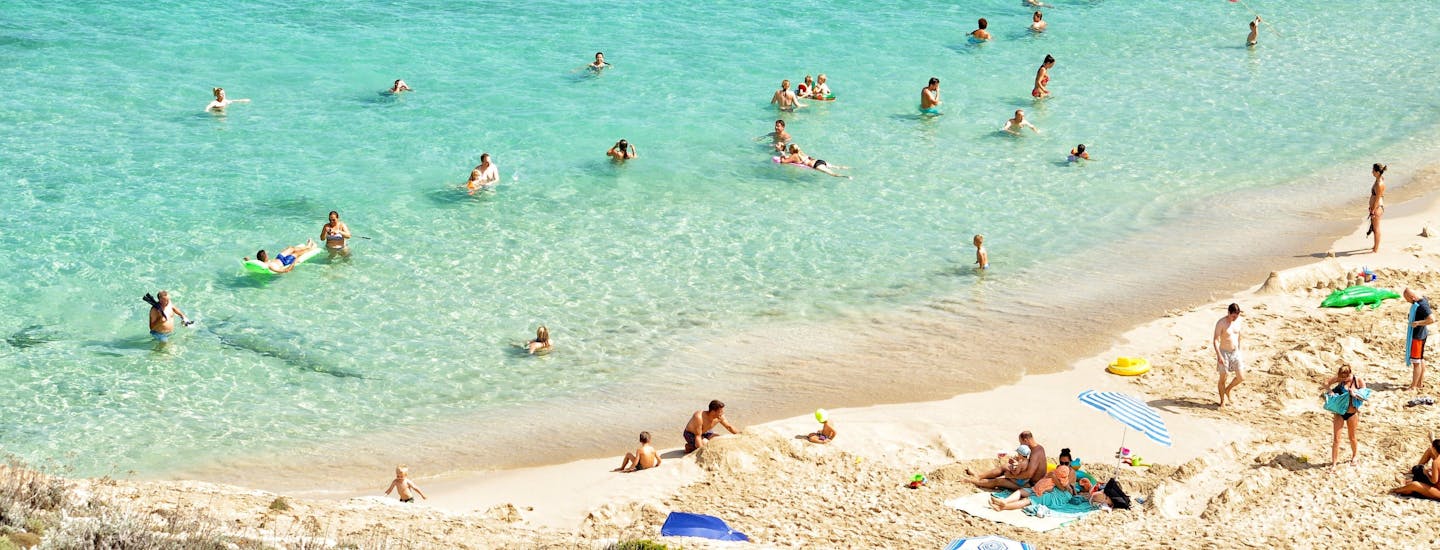 Strand og badegjester i Spania