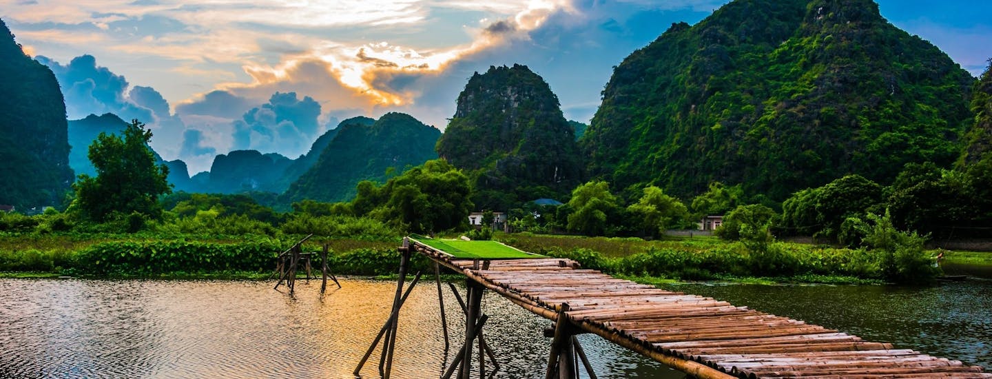 Bro över flod i Vietnam